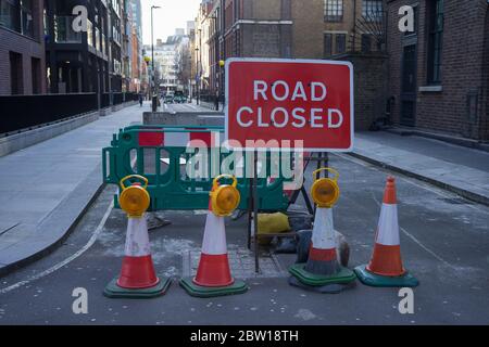 Schild für geschlossene Straße wegen Straßenbauarbeiten, London Stockfoto