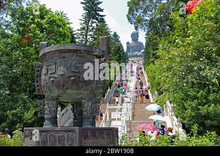 Lange Treppe führt zum riesigen bronzenen Tian Tan Buddha in Hongkong Stockfoto
