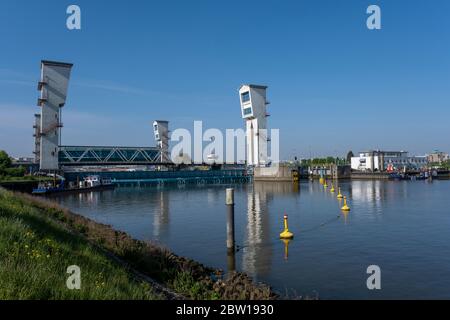 Die Algera-Hochwassersperre im Fluss Hollandse IJssel im Hintergrund an einem sonnigen Tag im Sommer Stockfoto