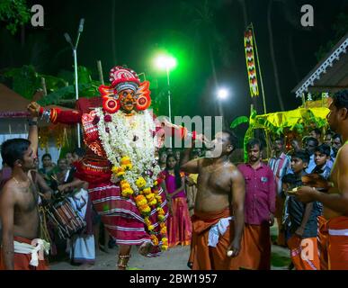 Die rituelle Kunst Form von Kerala, Thyra oder Theyyam thira ist ein ritueller Tanz, der in 'Kaavu'(Hain)& Tempeln des Kerala, Indien, aufgeführt wird Stockfoto