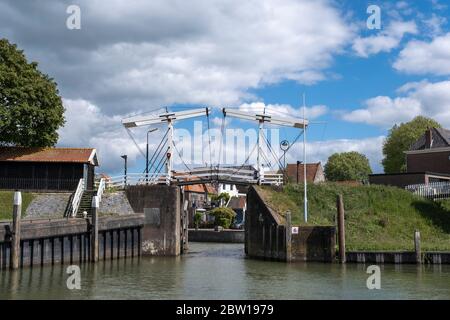 Mittelalterliche Torbogen zum Hafen des malerischen Dorfes Schoonhoven in der Nähe des Flusses Lek in den Niederlanden Stockfoto