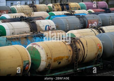 Moskau, Russland. Mai 2020. Eisenbahn-Tankwagen mit Öl in Moskau, Russland. Stockfoto