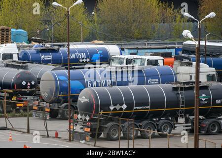 Moskau, Russland. Mai 2020. Parkplatz mit Lastwagen Bitumen in Moskau, Russland. Stockfoto