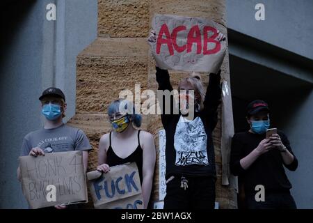 Portland, USA. Mai 2020. Protestler versammeln sich vor dem Justice Center in Portland, Ore, am 28. Mai 2020, als Reaktion auf die Tötung von George Floyd durch die Polizei in Minneapolis. Vier an dem Tod beteiligte Beamte wurden entlassen, aber die Demonstranten planen, außerhalb des Gebäudes Platz zu besetzen, bis Mordanklagen gegen sie erhoben werden. (Foto: Alex Milan Tracy/Sipa USA) Quelle: SIPA USA/Alamy Live News Stockfoto