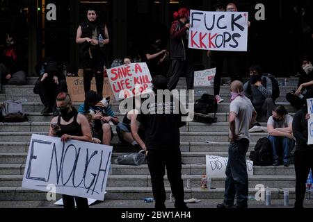 Portland, USA. Mai 2020. Protestler versammeln sich vor dem Justice Center in Portland, Ore, am 28. Mai 2020, als Reaktion auf die Tötung von George Floyd durch die Polizei in Minneapolis. Vier an dem Tod beteiligte Beamte wurden entlassen, aber die Demonstranten planen, außerhalb des Gebäudes Platz zu besetzen, bis Mordanklagen gegen sie erhoben werden. (Foto: Alex Milan Tracy/Sipa USA) Quelle: SIPA USA/Alamy Live News Stockfoto