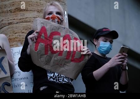 Portland, USA. Mai 2020. Protestler versammeln sich vor dem Justice Center in Portland, Ore, am 28. Mai 2020, als Reaktion auf die Tötung von George Floyd durch die Polizei in Minneapolis. Vier an dem Tod beteiligte Beamte wurden entlassen, aber die Demonstranten planen, außerhalb des Gebäudes Platz zu besetzen, bis Mordanklagen gegen sie erhoben werden. (Foto: Alex Milan Tracy/Sipa USA) Quelle: SIPA USA/Alamy Live News Stockfoto
