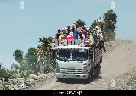 SIMIEN MOUNTAIN, ÄTHIOPIEN, 24. April 2019, Menschen, die gefährlich auf LKW reisen, in Simien Mountains, Äthiopien, April 24. 2019 Stockfoto