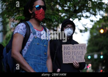 Portland, USA. Mai 2020. Protestler versammeln sich vor dem Justice Center in Portland, Ore, am 28. Mai 2020, als Reaktion auf die Tötung von George Floyd durch die Polizei in Minneapolis. Vier an dem Tod beteiligte Beamte wurden entlassen, aber die Demonstranten planen, außerhalb des Gebäudes Platz zu besetzen, bis Mordanklagen gegen sie erhoben werden. (Foto: Alex Milan Tracy/Sipa USA) Quelle: SIPA USA/Alamy Live News Stockfoto