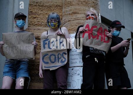 Portland, USA. Mai 2020. Protestler versammeln sich vor dem Justice Center in Portland, Ore, am 28. Mai 2020, als Reaktion auf die Tötung von George Floyd durch die Polizei in Minneapolis. Vier an dem Tod beteiligte Beamte wurden entlassen, aber die Demonstranten planen, außerhalb des Gebäudes Platz zu besetzen, bis Mordanklagen gegen sie erhoben werden. (Foto: Alex Milan Tracy/Sipa USA) Quelle: SIPA USA/Alamy Live News Stockfoto