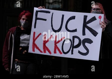 Portland, USA. Mai 2020. Protestler versammeln sich vor dem Justice Center in Portland, Ore, am 28. Mai 2020, als Reaktion auf die Tötung von George Floyd durch die Polizei in Minneapolis. Vier an dem Tod beteiligte Beamte wurden entlassen, aber die Demonstranten planen, außerhalb des Gebäudes Platz zu besetzen, bis Mordanklagen gegen sie erhoben werden. (Foto: Alex Milan Tracy/Sipa USA) Quelle: SIPA USA/Alamy Live News Stockfoto