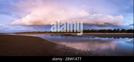 Sturmwolke über dem Wasserpanorama Stockfoto