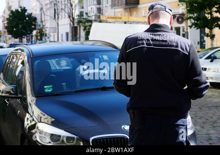 Berlin, Deutschland. Mai 2020. Ein Mitarbeiter des Berliner Ordnungsamtes überprüft ein Auto in der Samariterstraße. Quelle: Annette Riedl/dpa-Zentralbild/ZB/dpa/Alamy Live News Stockfoto