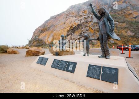 Morro Bay, Kalifornien/USA - 27. Mai 2020 Skulptur "die Familie der Fischer", gewidmet "die, die warten" den Familien aller Seeleute. Morro Bay Stat Stockfoto