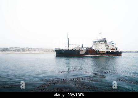 Morro Bay, Kalifornien/USA - 27. Mai 2020 das Schiff Yaquina, Hopper Bagger, ist auf dem Weg nach Morro Bay, Kalifornien Stockfoto