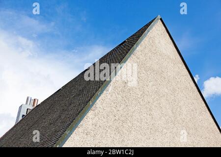 Detail aus alter Kirche mit Schieferdach auf dem Friedhof Stockfoto