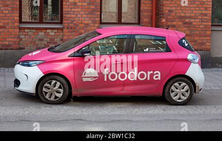 Umea, Norrland Schweden - 21. April 2020: Auto liefert Lebensmittel an Menschen in Corona Times Stockfoto