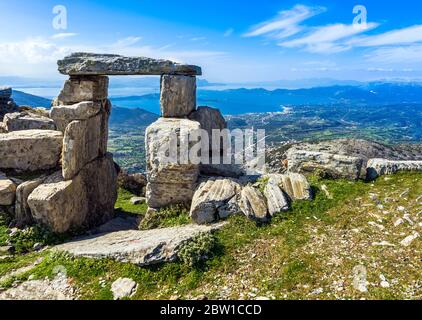 Ruinen der antiken Akropolis der Armenier in Euböa Insel in Griechenland Stockfoto