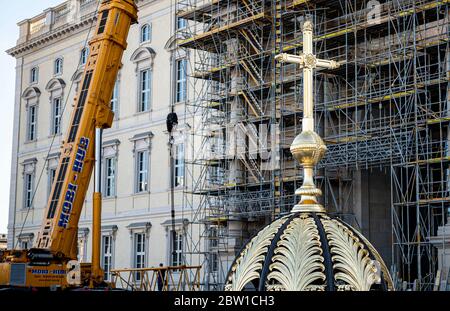 Berlin, Deutschland. Mai 2020. Das Kreuz für die Kuppel steht auf der Baustelle des Berliner Stadtpalastes. Das umstrittene Kreuz soll am Freitag auf das weitgehend abgeschlossene Humboldt Forum gestellt werden. Quelle: Fabian Sommer/dpa/Alamy Live News Stockfoto