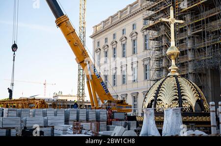 Berlin, Deutschland. Mai 2020. Das Kreuz für die Kuppel steht auf der Baustelle des Berliner Stadtpalastes. Das umstrittene Kreuz soll am Freitag auf das weitgehend abgeschlossene Humboldt Forum gestellt werden. Quelle: Fabian Sommer/dpa/Alamy Live News Stockfoto