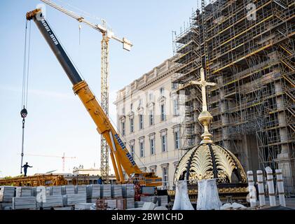 Berlin, Deutschland. Mai 2020. Das Kreuz für die Kuppel steht auf der Baustelle des Berliner Stadtpalastes. Das umstrittene Kreuz soll am Freitag auf das weitgehend abgeschlossene Humboldt Forum gestellt werden. Quelle: Fabian Sommer/dpa/Alamy Live News Stockfoto