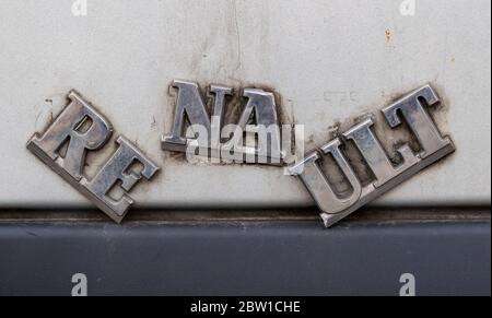 München, Deutschland. März 2020. Ein zerbrochenes, in drei Teile zerbrochenes Markenschild des Automobilherstellers Renault hängt am Heck eines Pkw. (Zu dpa 'Autohersteller Renault will fast 15 000 Arbeitsplätze zu schneiden') Quelle: Peter Kneffel/dpa/Alamy Live News Stockfoto