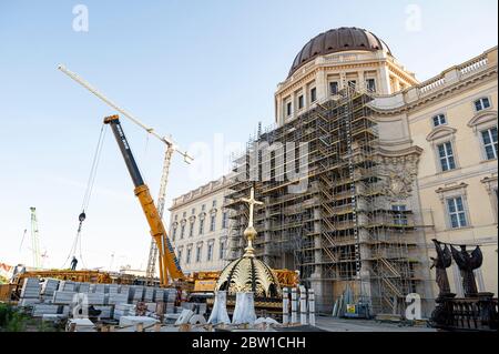 Berlin, Deutschland. Mai 2020. Das Kreuz für die Kuppel steht auf der Baustelle des Berliner Stadtpalastes. Das umstrittene Kreuz soll am Freitag auf das weitgehend abgeschlossene Humboldt Forum gestellt werden. Quelle: Fabian Sommer/dpa/Alamy Live News Stockfoto