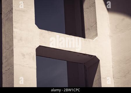 Nahaufnahme eines horizontalen Pfeilers aus weißem Beton bei geringer Sonneneinstrahlung, der dem Wasserturm Pinchbeck bei Spalding, Lincolnshire, Großbritannien, verstärkte Festigkeit bietet Stockfoto