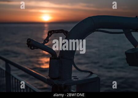 Erstaunlicher Sonnenuntergang am Meereshorizont. Landschaft, Wellen, Draufsicht. Stockfoto