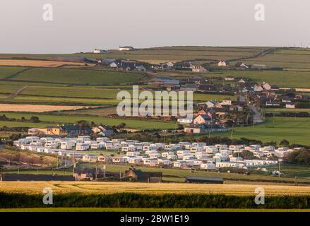 Bullins Bay, Old Head of Kinsale, Cork. Irland. Mai 2020. Das Licht am frühen Morgen beleuchtet einen leeren Caravanpark in der Bullins Bay in der Nähe des Old Head of Kinsale, Co. Cork, Irland. Da der Juni-Feiertag näher rückt und aufgrund der derzeitigen Reisebeschränkungen von Covid-19 sind alle Wohnwagenparks bundesweit bis auf weiteres geschlossen. - Credit; David Creedon / Alamy Live News Stockfoto