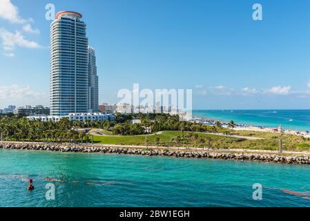 Blick auf Miami Beach und South Point Park im Vordergrund in Miami, Florida, USA. Stockfoto