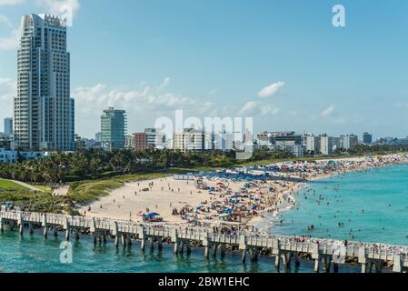 Miami, FL, Vereinigte Staaten - 28. April 2019: Blick auf Miami Beach von einem Kreuzfahrtschiff in Miami, Florida, Vereinigte Staaten von Amerika. Stockfoto