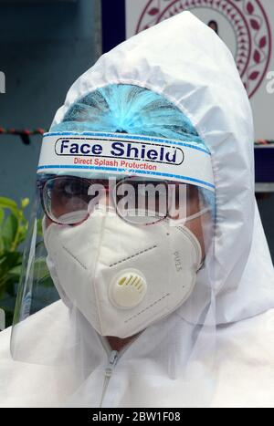 Corona Health-Arbeiter sind Check-up Temperatur der Menschen zu ihrem Haus in Kolkata Metro City (Corporation Area) während der Sperrzeit. Stockfoto