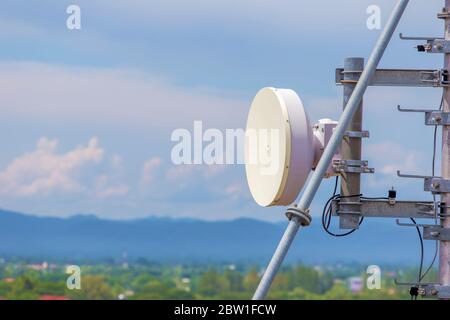 Einzelne Antennen, zelluläre Systeme auf einem Stahlmast Stockfoto