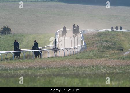 Beckhampton Stables, in der Nähe von Marlborough, Wiltshire, Großbritannien. Mai 2020. Nebel und nebeliges Sonnenlicht begrüßen die morgendliche Trainingseinheit für Jockeys und r Stockfoto