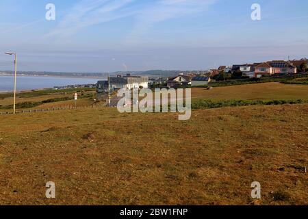 Blick nach Norden auf Ogmore durch Seemdorf an den Ufern des Bristol Kanal in diesem bekannten Schönheit Ort derzeit geschlossen. Stockfoto