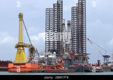 Angedockte Ölplattform, Offshore-Bohranlage, in Port of Galveston, Texas, USA. Die Ölplattform wird im texanischen Hafen an der Golfküste sanierungsbedürftig. Stockfoto