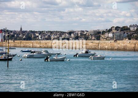 St. Malo, Frankreich - 14. September 2018: Yachten und Boote im Hafen von Saint-Malo, Bretagne, Frankreich günstig Stockfoto