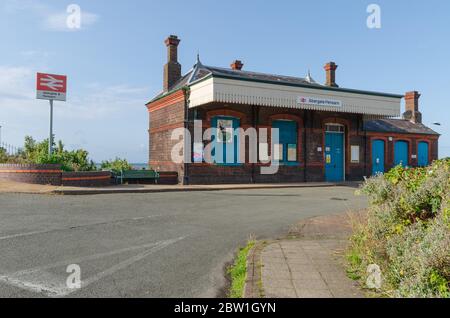 Pensarn, Abergele, UK: 19. Aug 2019: Der Bahnhof Abergele und Pensarn liegt auf der Hauptstrecke zwischen Chester und Holyhead. Stockfoto