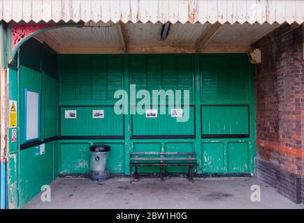 Pensarn, Abergele, UK: 19. Aug 2019: Der Bahnhof Abergele und Pensarn hat einen altmodischen Wartebereich im Freien. Stockfoto