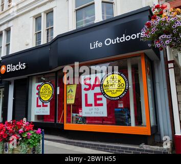 Llandudno, Großbritannien: Aug 27, 2019: Ein Outdoor-Bekleidungs- und Ausrüstungsladen von Blacks mit Schaufensterbannern, die einen Verkauf anbieten, in dem alle Vorräte gehen müssen. Der Stor Stockfoto