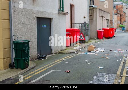 Llandudno, UK: 27. Aug 2019: Müll und Müll liegen in einer Seitenstraße im Badeort Llandudno. Stockfoto