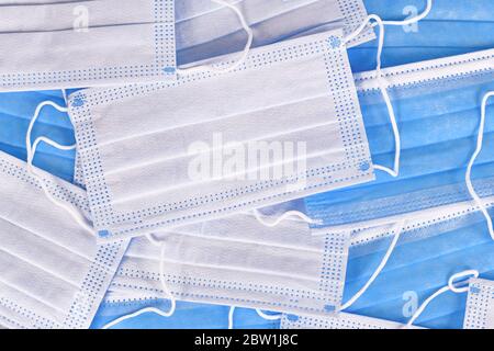 Draufsicht der blauen und weißen medizinischen Einwegschutzmasken Stockfoto