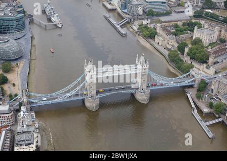 Luftaufnahme der Tower Bridge in London, Großbritannien