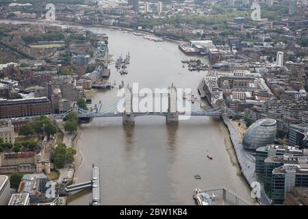 Luftaufnahme der Tower Bridge in London, Großbritannien Stockfoto