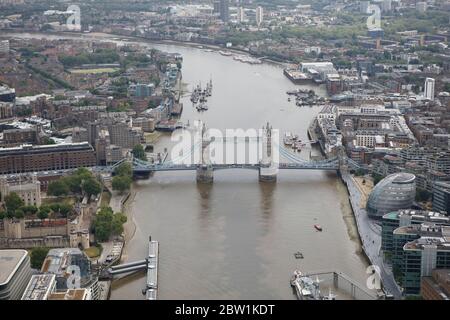 Luftaufnahme der Tower Bridge in London, Großbritannien Stockfoto