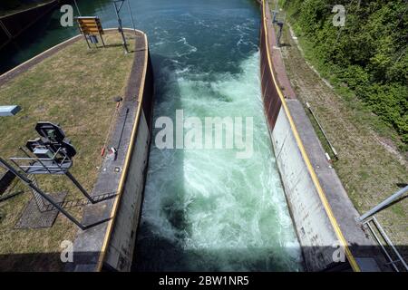 Herne-Ost-Schleuse am Rhein-Herne-Kanal, Frachter vor der Schleusenkammer, hier läuft das Wasser bis zum unteren Wasserstand ab Stockfoto