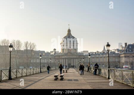 Blick auf das Gebäude der Akademie Francaise und die Pont des Arts. Paris. Frankreich Stockfoto