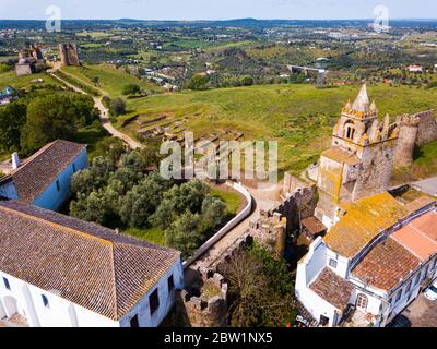 Landschaft von Montemor-o-Novo Gemeinde mit zerstörten mittelalterlichen Burg auf dem Hügel, Portugal Stockfoto