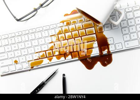 Tasse Kaffee verschüttet auf Schreibtisch Konzept der nachlässig ungeschickt oder Unfall Stockfoto
