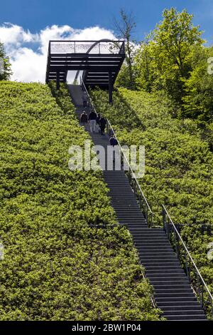 Die Grubenkippe Halde Hoheward zwischen Recklinghausen, Herten und Herne, Aufstieg zum Horizont-Observatorium - Route des Industrieerbes Stockfoto